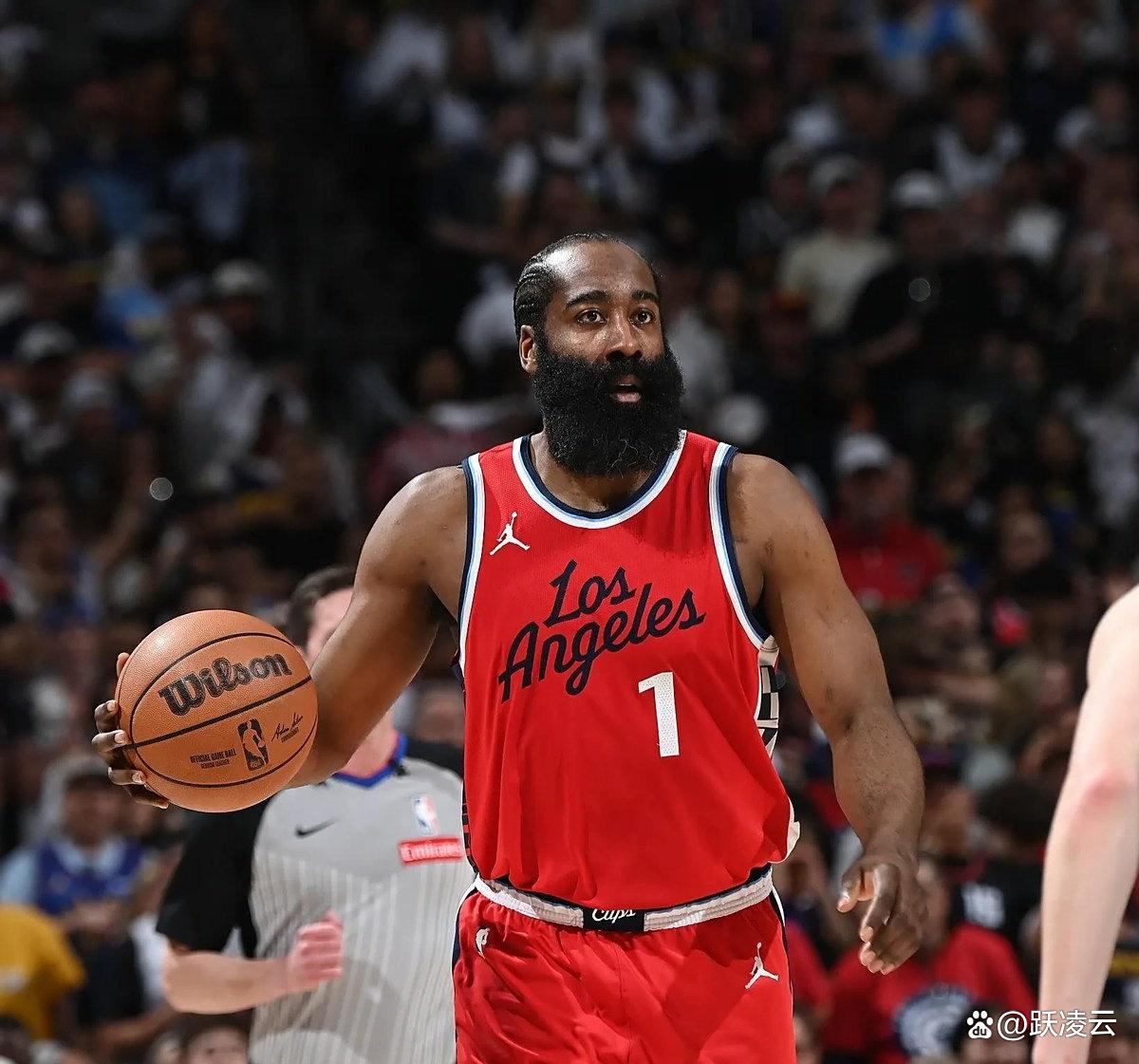 关于快船队惨败后更衣室爆发冲突，主帅回应，介绍新闻.的信息